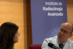 Dr Sallabanda hablando sobre avance contra el dolor con paciente en el Foro Español del paciente