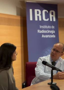 Dr Sallabanda hablando sobre avance contra el dolor con paciente en el Foro Español del paciente