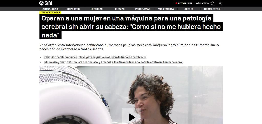 Operan a una mujer en una máquina